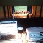 MovieMovil, la empresa de cine al aire libre, colabora en eventos musicales como el concierto de fin de curso de la academia Queros Proyección durante el concierto de final de curso de la academia de música Queros en el Auditorio ADOC de Elda, con músicos en el escenario, equipo técnico en primer plano y el logotipo de la academia proyectado en la pantalla. MovieMovil, la empresa de cine al aire libre