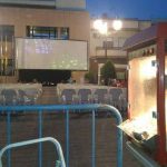 MovieMovil, la empresa de cine al aire libre, transforma la plaza del Ayuntamiento de Catral en un espacio mágico para disfrutar del cine Proyección de cine al aire libre en la plaza del Ayuntamiento de Catral (Alicante), con una pantalla grande, sillas blancas para el público y una máquina de palomitas en primer plano. MovieMovil, la empresa de cine al aire libre