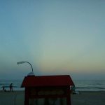 MovieMovil, la empresa de cine al aire libre, ofrece momentos inolvidables en escenarios como la playa de El Campello Proyección de cine al aire libre en la playa de El Campello durante el anochecer, capturando el cielo colorido sobre la máquina de palomitas y el público disfrutando del evento. MovieMovil, la empresa de cine al aire libre