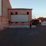 MovieMovil, la empresa de cine al aire libre, acondiciona el antiguo campo de fútbol de Monóvar para una experiencia única Pantalla de cine al aire libre montada en el antiguo campo de fútbol de Monóvar durante la colocación de las sillas para el público. MovieMovil, la empresa de cine al aire libre