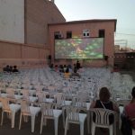 MovieMovil, la empresa de cine al aire libre, ofrece una experiencia mágica en Monóvar con luces al ritmo de la música. Pantalla de cine al aire libre en el antiguo campo de fútbol de Monóvar, proyectando luces en movimiento al ritmo de la música mientras el público se sienta. MovieMovil, la empresa de cine al aire libre.