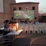 MovieMovil la empresa del cine al aire libre transforma el antiguo campo de fútbol de Monóvar en una experiencia única bajo las estrellas. Cine al aire libre en el antiguo campo de fútbol de Monóvar, organizado por MovieMovil la empresa del cine al aire libre, con pantalla gigante, sillas cómodas y un ambiente nocturno lleno de encanto.