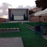 MovieMovil la empresa del cine al aire libre transforma Las Eras de la Sal en un escenario mágico para disfrutar del cine bajo las estrellas. Cine al aire libre en Las Eras de la Sal, organizado por MovieMovil la empresa del cine al aire libre, con pantalla gigante, sillas verdes y un entorno histórico único.