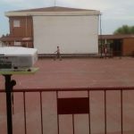 MovieMovil la empresa del cine al aire libre transforma Aspe en un escenario mágico para disfrutar del cine bajo las estrellas. Proyección de cine al aire libre en Aspe, organizada por MovieMovil la empresa del cine al aire libre, con pantalla gigante y un ambiente comunitario en un espacio abierto.