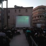 MovieMovil la empresa del cine al aire libre transforma espacios abiertos en escenarios mágicos para disfrutar del cine bajo las estrellas. Proyección de cine al aire libre, organizada por MovieMovil la empresa del cine al aire libre, con pantalla de 6,5m x 4m y un ambiente comunitario en un espacio abierto.