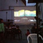 Sumérgete en una noche de cine al aire libre con MovieMovil y su impresionante pantalla de 6,5m x 4m. Proyección de cine al aire libre con pantalla de 6,5m x 4m en un entorno nocturno, organizada por MovieMovil.