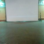 Disfruta de una noche inolvidable de cine al aire libre con MovieMovil y su pantalla de 6,5 metros, ideal para cualquier ocasión. Proyección de cine al aire libre con una pantalla de 6,5 metros en un entorno nocturno, organizada por MovieMovil.