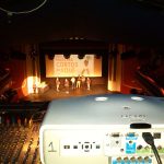MovieMovil, la empresa de cine al aire libre, participa en eventos culturales como la entrega de premios del festival de cortos en Elda Vista desde la cabina de control del Teatro Castelar de Elda durante la entrega de premios del festival de cortos, con una pantalla grande proyectando "XIII MUESTRA CORTOS de AQUÍ ELDA 2017" y personas en el escenario. MovieMovil, la empresa de cine al aire libre