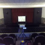 MovieMovil la empresa del cine al aire libre transforma la Casa de Cultura de Campello en un espacio cinematográfico inolvidable. Proyección de cine dentro de la Casa de Cultura de Campello, organizada por MovieMovil la empresa del cine al aire libre, con pantalla gigante, asientos cómodos y un ambiente cultural único.
