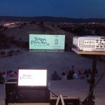 MovieMovil la empresa del cine al aire libre celebra el 10º aniversario de Terra Natura con una proyección mágica. Proyección de cine al aire libre en Terra Natura, organizada por MovieMovil la empresa del cine al aire libre, celebrando el 10º aniversario de Terra Natura con pantalla gigante y un ambiente comunitario al atardecer.