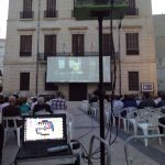 MovieMovil la empresa del cine al aire libre lleva la magia de la ópera subtitulada a la Plaza del Ayuntamiento de Monóvar. Proyección de una ópera subtitulada emitida vía satélite en la Plaza del Ayuntamiento de Monóvar, organizada por MovieMovil la empresa del cine al aire libre, con pantalla gigante y un ambiente cultural único.