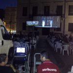 MovieMovil la empresa del cine al aire libre lleva la magia de la ópera subtitulada a la Plaza del Ayuntamiento de Monóvar. Proyección de una ópera subtitulada emitida vía satélite en la Plaza del Ayuntamiento de Monóvar, organizada por MovieMovil la empresa del cine al aire libre, con pantalla gigante y un ambiente cultural único.