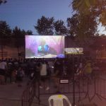 MovieMovil la empresa del cine al aire libre transforma un colegio en Aspe en un cine bajo las estrellas con una pantalla gigante. Proyección de cine al aire libre en un colegio en Aspe, organizada por MovieMovil la empresa del cine al aire libre, con pantalla de 9,5m x 5m y un ambiente mágico bajo las estrellas.