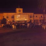 Disfruta de una noche mágica de cine al aire libre en Tous con una espectacular pantalla de 8 metros, cortesía de MovieMovil. Cine al aire libre en la plaza del ayuntamiento de Tous con pantalla de 8 metros, organizado por MovieMovil.