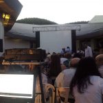 Disfruta de la magia del cine al aire libre con MovieMovil y su impactante pantalla de 4m, diseñada para crear experiencias inolvidables. Proyección de cine al aire libre con pantalla de 4m en un entorno urbano, organizada por MovieMovil la empresa del cine al aire libre.